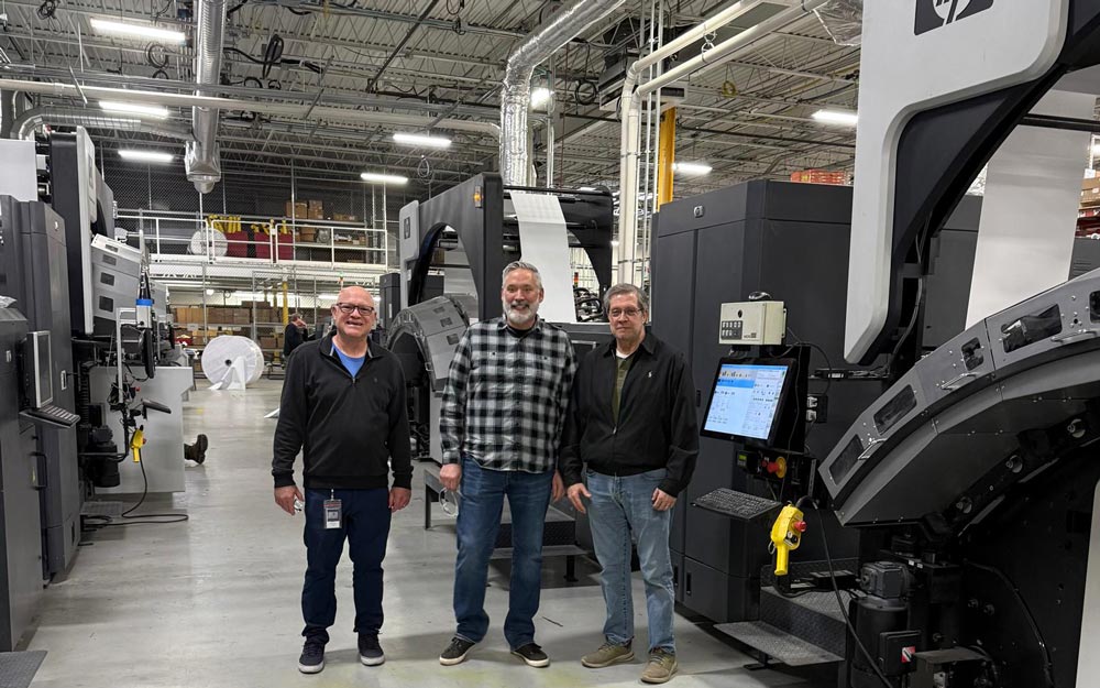 Photo: Mail-Gard Team at their Facility in front of a HP printer